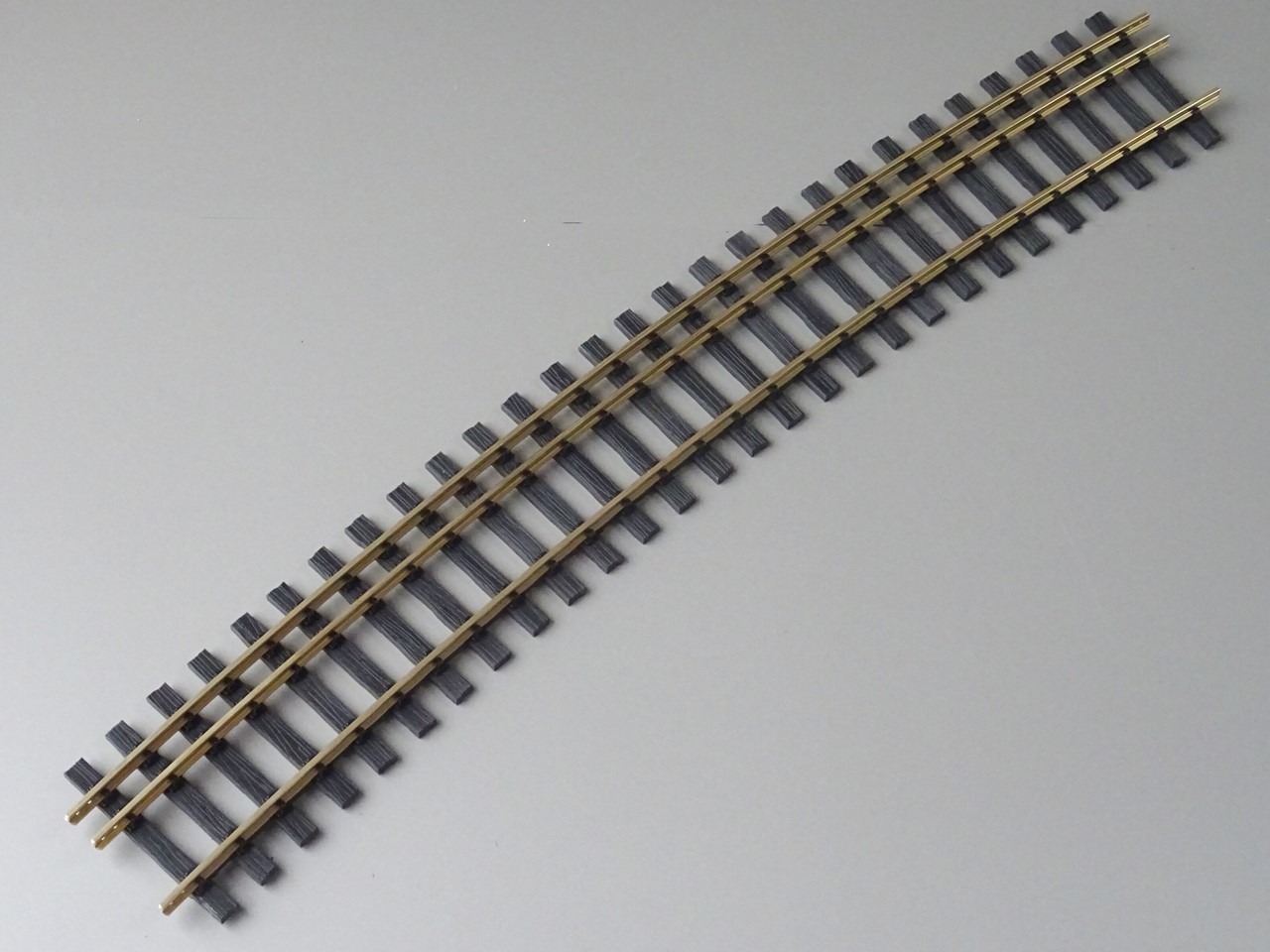 Picture of Curved track 15°, radius 3000 mm three-rail track